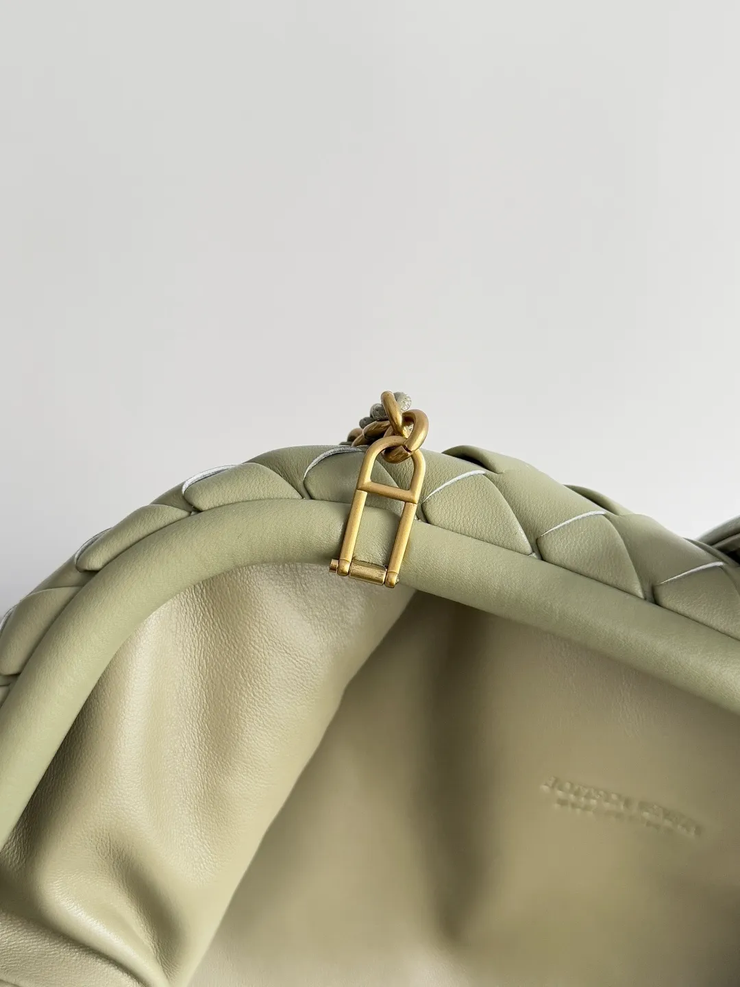 Batch 2260 BOTTEGA VENETA Lady's LAUREN CLUTCH Chain Clutch was inspired by 40 years ago. It is a perfect fusion of classic and modern bags. It is effortless and fashionable for any occasion and at any time. The newly added detachable metal chain allows people to have more ways to carry it. It is grand and elegant. Style No.: 785807 Size: 31.5*16.5*11cm